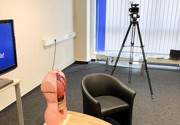 Das neue Studio ist eingerichtet, die Talk-Gäste stehen bereit – Mitte Juli fiel die erste sprichwörtliche Klappe für das neue Video-Format „SVZ. Gesundheit! Das Magazin“ der Schweriner Volkszeitung in Kooperation mit den Helios Kliniken Schwerin.