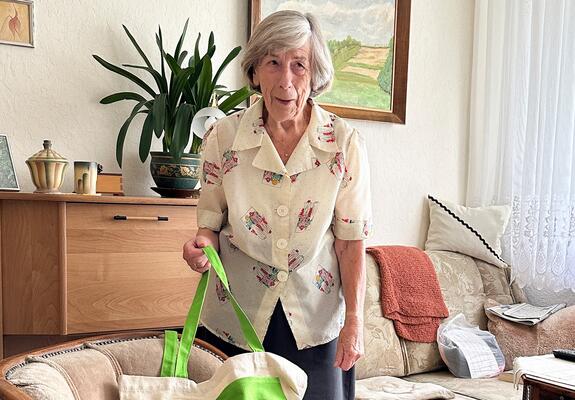 WGS-Mieterin Christa Bergmann liebt ihren Kleingarten und die Zeit, die sie dort an der frischen Luft verbringt. Von ihrer Wohnung in Lankow ist es nicht weit bis in die Natur.