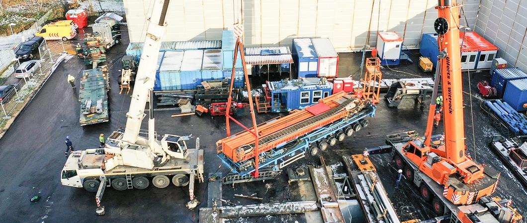 Auf dem künftigen Bohrgelände in Lankow wurde jetzt der Bohrtum aufgestellt. Im Hintergrund steht die Schallschutzwand, die die Emissionen der Anlage mindert