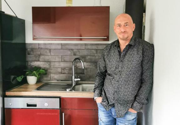 Abgewohnte Fliesen, Tapeten mit Holzdekor auf den Türen, ein wackeliger Einbauschrank im Flur – als Marcel Laske sich die Wohnung Mitte Januar erstmals anschaute, zeigte sie sich nach langem Leerstand nicht gerade einladend.