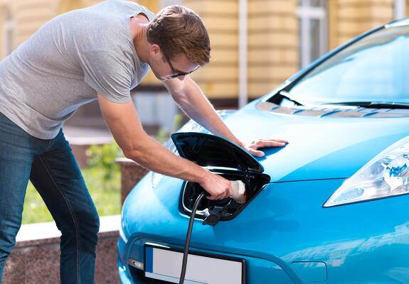 Zuhause funktioniert das Aufladen eines Elektroautos am schnellsten und sichersten