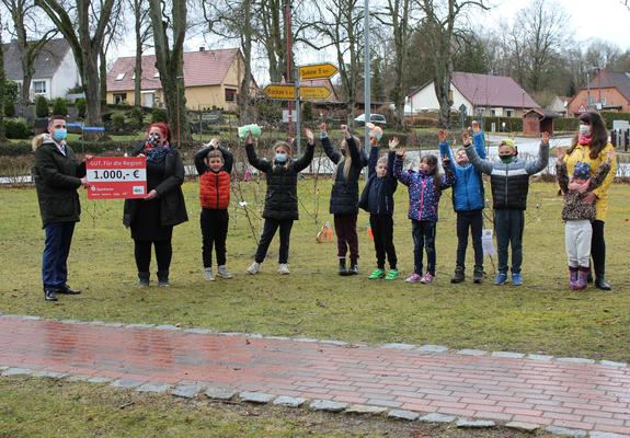 Übergeben wurde der Scheck von Tobias Tarnow, stellvertretender Geschäftsstellenleiter der Sparkassenfiliale in Neu Zippendorf.