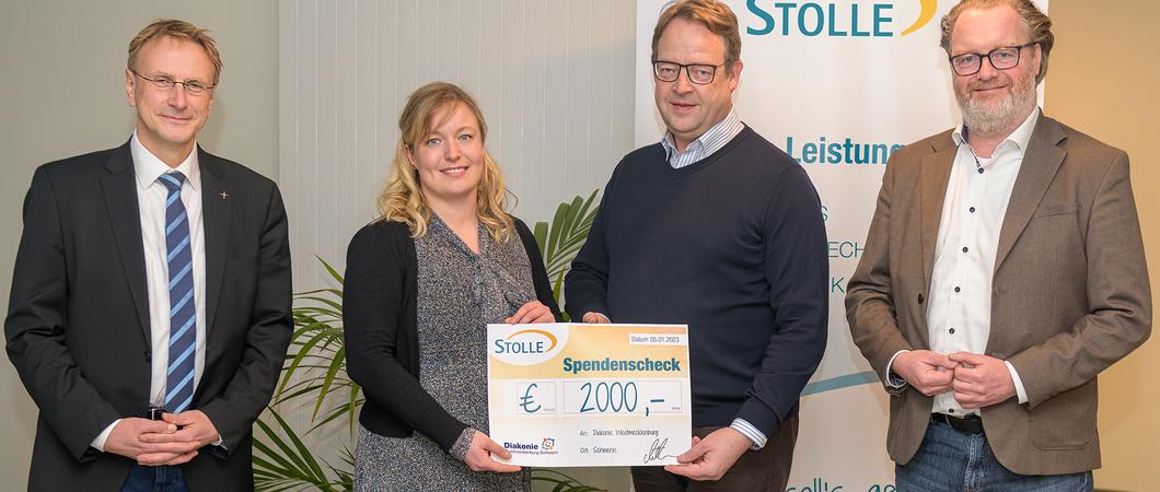 Im Beisein von Thomas Tweer (r.) und Dr. Ulf Harder (l.) überreichte Stolle-Geschäftsführer Detlef Möller (2.v.r.) den symbolischen Scheck in Höhe von 2.000 Euro an Sophie Leu von der Weinbergschule, Foto: maxpress