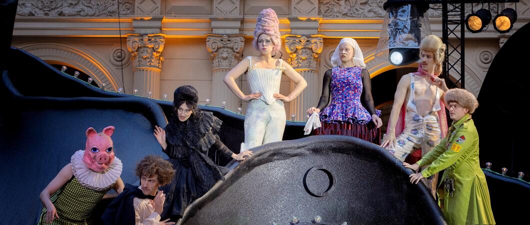 Vom 14. Juni bis 14. Juli 2024 sind die Fritz-Reuter-Bühne, das Ballett X Schwerin, das Schauspiel, die Mecklenburgische Staatskapelle Schwerin und Gesangssolisten mit einem sommerlichen Programm bei den Schlossfestspielen Schwerin 2024 zu erleben.