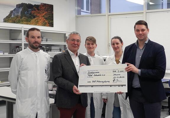 Jedes Jahr zu Weihnachten unterstützt das Schweriner Unternehmen HNP Mikrosysteme soziale Projekte aus der Region. In diesem Jahr erhält die Tafel Schwerin einen Scheck über 2.000 Euro.
