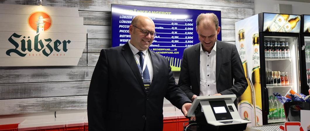 Dank des neuen bargeldlosen Bezahlsystems der Sparkasse Mecklenburg-Schwerin, können Fans und Zuschauer ab sofort bei den Heimspielen des SSC Palmberg Schwerin alle Verkaufsangebote bequem per Karte zahlen.