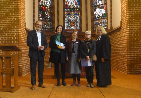 Pastorin Andrea Stobbe (rechts), Silvia Teuwsen (Ambulanter Hospizdienst, Bildmitte) und Thomas Tweer (Diakonie Westmecklenburg-Schwerin) übergaben die Berufungsurkunden, Foto: Ambulanter Hospizdienst Stift Bethlehem