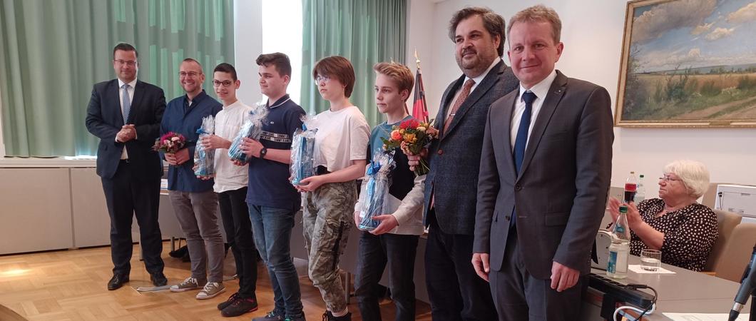Schwerins Stadtpräsident Sebastian Ehlers und Oberbürgermeister Rico Badenschier haben vier Schüler aus der Landeshauptstadt im Rahmen der Stadtvertretersitzung als Preisträger beim 70. Europäischen Wettbewerb ausgezeichnet.