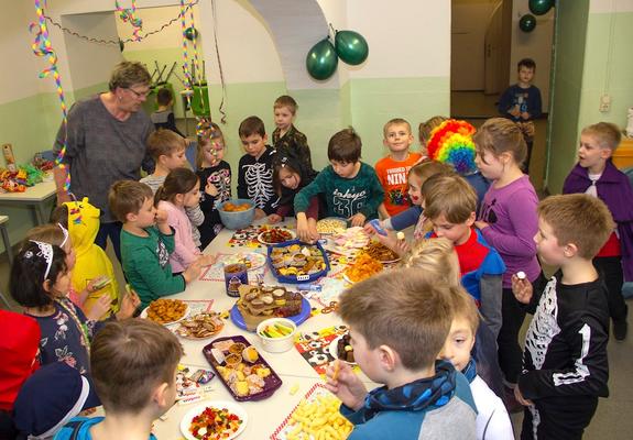 Unter anderem Skelette, Prinzessinnen und der gelbe Pikachu eroberten das Faschingsbuffet der Paulsstädter Fritzen.Gemeinsam mit rund 500 weiteren Kindern der Kita gGmbH haben sie ausgelassen gefeiert