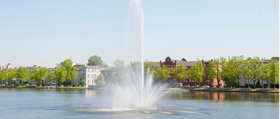 Mit dem Absenken der Fontäne können auf dem Pfaffenteich die Vorbereitungen für die Regattastrecke beginnen, Foto: maxpress