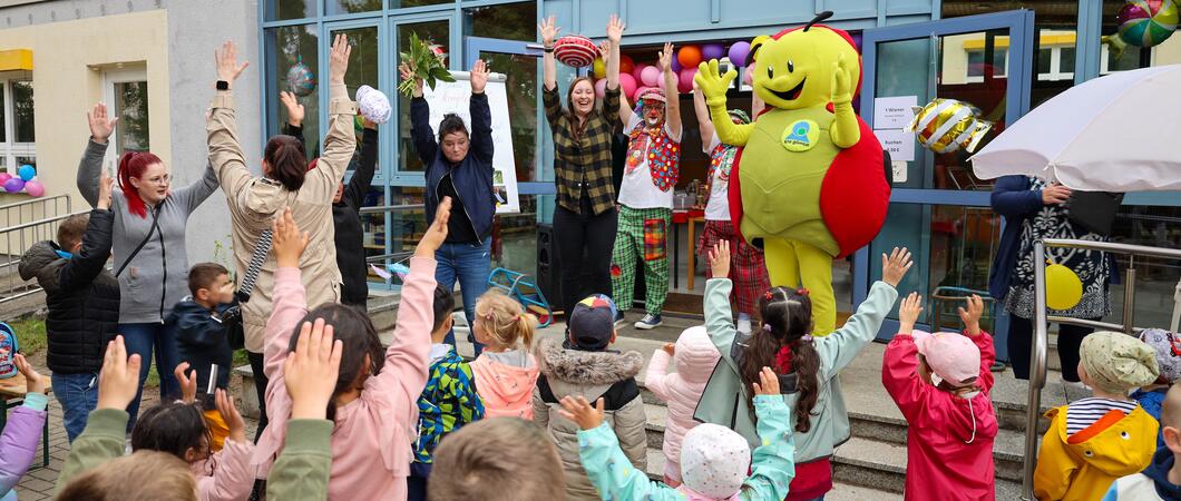 In der Kita „Sonnenschein“ der Kita gGmbH wird buchstäblich jeden Tag ganz viel gewirbelt und getobt, denn Bewegung gehört dort offiziell zum Konzept.