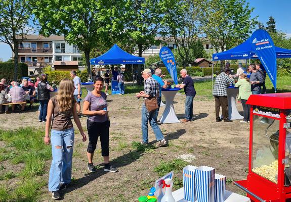 Knapp 70 Anwohnerinnen und Anwohner kamen zum Glasfaser-Fest in Lankow