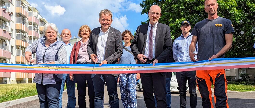 Mit der feierlichen Verkehrsfreigabe der Flensburger Straße durch Oberbürgermeister Rico Badenschier und Innenminister Christian Pegel können Gehweg und Straße im Stadtteil Lankow ab Donnerstagnachmittag wieder vollständig genutzt werden