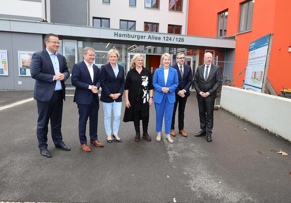 Mit der Fertigstellung des zweiten Bauabschnitts wurde heute (4. April 2024) der neue „Schulcampus am Turm“ im Stadtteil Mueßer Holz feierlich seiner Bestimmung übergeben.