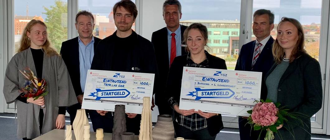 Große Freude herrschte an der Kaikante vor dem TGZ Wismar am Alten Holzhafen 19. Zum zweiten Mal fand die Scheckübergabe an Gründer:innen aus dem Technologie- und Gewerbezentrum e. V. Schwerin/Wismar (TGZ) statt.