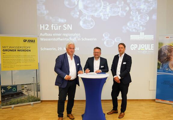 Gestern haben die Stadtwerke Schwerin und die GP JOULE Hydrogen GmbH im Beisein von Wirtschaftsminister Meyer das Projekt „H2 für SN“ zum Aufbau einer Wasserstoffwirtschaft im Großraum Schwerin vereinbart.