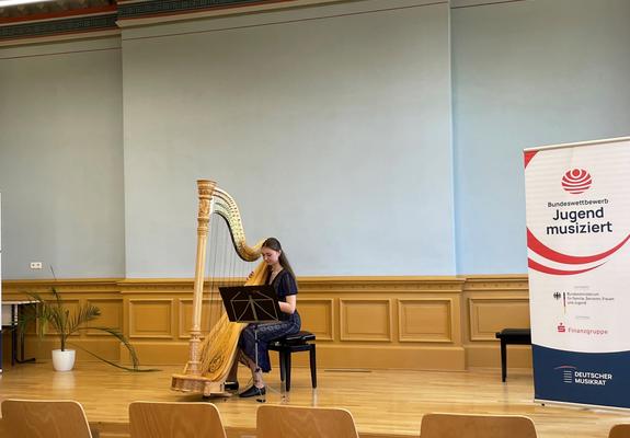 Über Pfingsten vertraten siebzehn Schülerinnen und Schüler des Konservatoriums Schwerin und der Musik- und Kunstschule ATARAXIA e. V. die Landeshauptstadt Schwerin beim 60. Bundeswettbewerb Jugend musiziert.