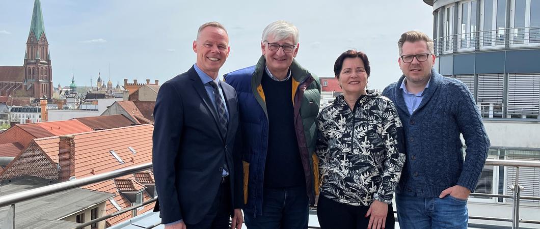 Der Vorsitzende des Schweriner Kunst- und Museumsvereins (SKMV) Norbert Bosse hat in einem Arbeitsgespräch mit Schwerins Kulturdezernenten Silvio Horn eine engere Zusammenarbeit der verschiedenen Kunst- und Kulturfördervereine der Stadt angeregt.