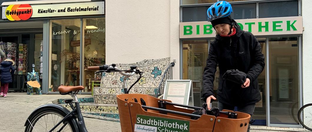 Der „Medienbote“ wurde im Mai mit Unterstützung der Festspiele MV gestartet. Seit Anfang November liefert Anouk Markert, die derzeit ihren Bundesfreiwilligendienst in der Stadtbibliothek leistet, mit einem Lastenfahrrad bestellte Medien aus.