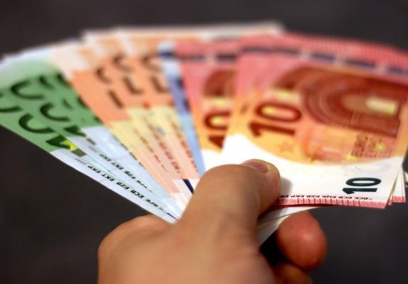 die Sparkasse Mecklenburg-Schwerin und die Sparkasse Parchim-Lübz 25.000 Euro Weihnachtsgeld für Vereine zur Verfügung