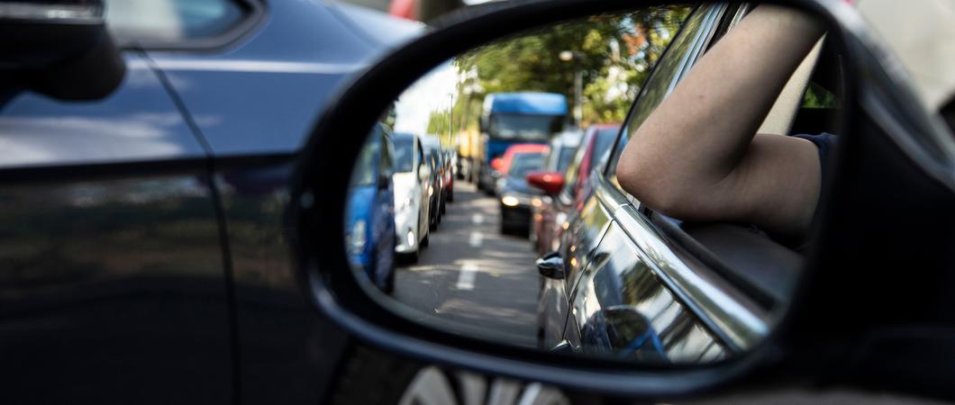 Alltägliches Bild für Berufspendler: Auch in Zeiten von Lockdown und Homeoffice bleibt die Zahl der Menschen, die auf dem Weg zur Arbeit weite Strecken zurücklegen, auf einem hohen Level.