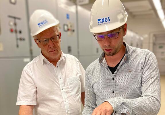 Projektverantwortlicher Steve Ochmann (r.) erläutert dem Aufsichtsratsvorsitzenden der NGS, Georg-Christian Riedel, den Plan für die neue Schaltstation für den Großen Dreesch, Foto: Stadtwerke Schwerin