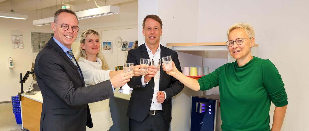 (V.l.n.r.): Kulturdezernent Silvio Horn, Britta Steinfath, Leiterin der Stadtteilbibliothek Lankow, Technischer Geschäftsführer der Stadtwerke Schwerin Hanno Nispel und Grit Wilke, Leiterin Stadtbibliothek, Foto: maxpress