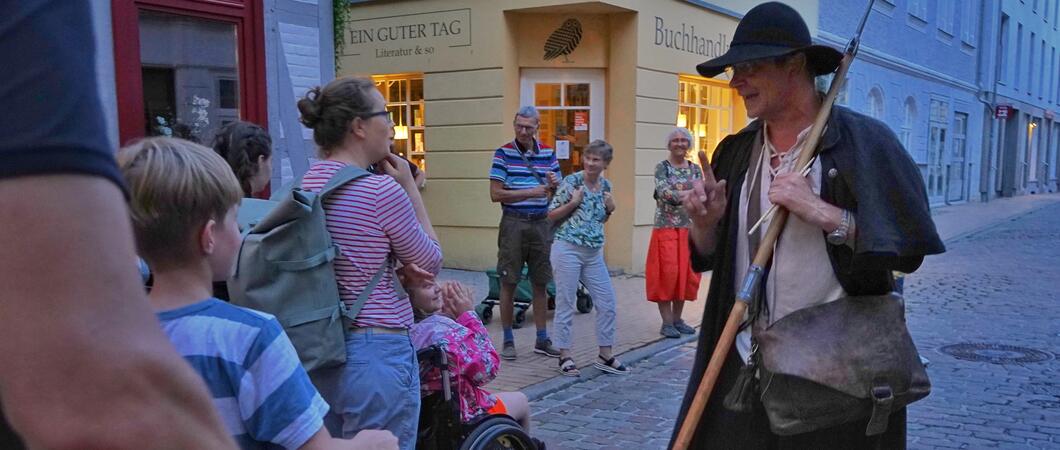 Vom 21. bis 26. Oktober lädt der Nachtwächter Klein und Groß täglich zu abendlichen Entdeckungstouren durch die historische Altstadt ein