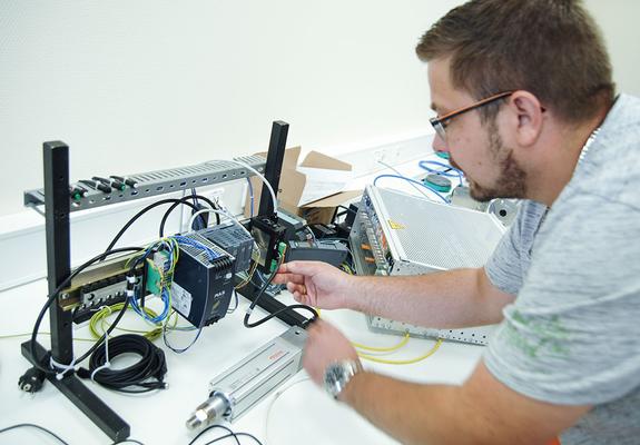Hardware-Planer Patrick Engel überprüft eine Schaltanlage