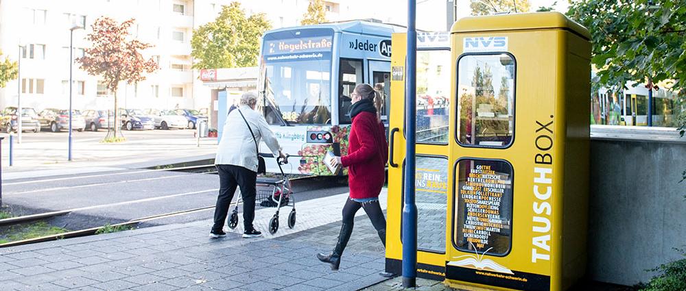 Der NVS hat seine Bücherbox an der Haltestelle Stauffenbergstraße aufgestellt