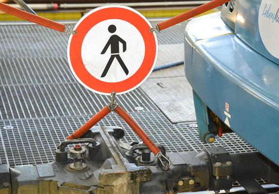 Durchsteigen zwischen zwei gekuppelten Straßenbahnen ist ausdrücklich verboten