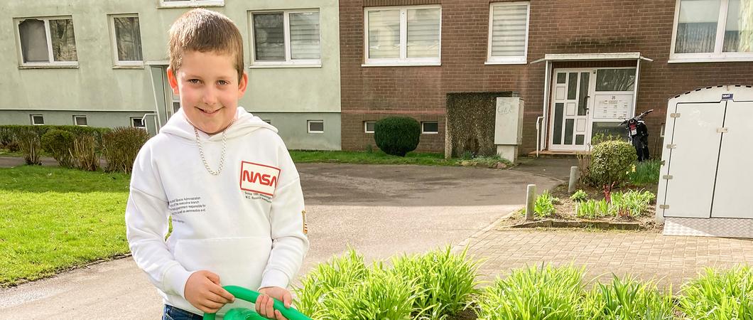 Nico bewässert und säubert sein Beet in der Edgar-Bennert-Straße mit vollem Einsatz – genauso macht es Maria Heptner direkt um die Ecke in der Grevesmühlener Straße (Foto unten), Fotos: WGS