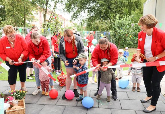 Stück für Stück verjüngt sich die Kneipp-Kita „Regenbogen“ in der Schweriner Weststadt. Nach aufwendiger Sanierung und Modernisierung des Kindergartens bekam der Krippenbereich endlich ein neues Gebäude mit moderner Ausstattung