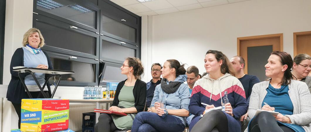 Warum verändern sich die Verpflegungspreise in den Einrichtungen? Wie unterstützen die Pädagogischen Fachkräfte beim Trockenwerden? Und passen Selbstbestimmung des Kindes und der Wunsch der Eltern, den Kindern Gemüse zu verordnen, zusammen?
