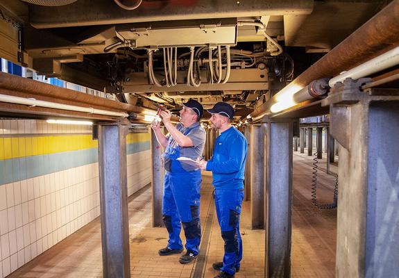 Thomas Brückner und Christian Pusch kontrollieren die Fahrwerke der Straßenbahn
