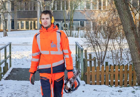 Sean Paul Schmidt (Foto l.) ist 19 Jahre alt und absolviert im zweiten Jahr die Ausbildung zum Landschaftsgärtner beim SDS