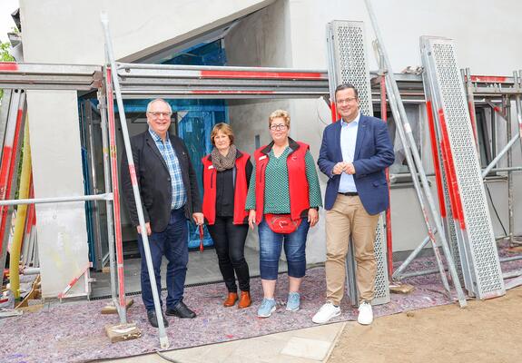 Stadtpräsident Sebastian Ehlers (Foto r.) besichtigte gemeinsam mit AWO-Geschäftsführer Axel Mielke (l.), sowie Kitaleiterin Doreen Nordhaus (2.v.l) und Krippenbereichsleiterin Petra Tesch (2.v.r.) die Baustelle