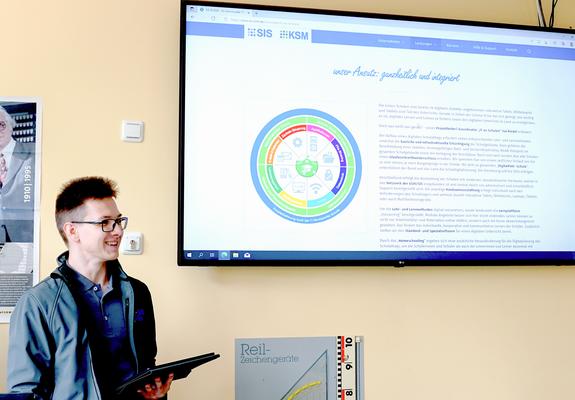 Werkstudent Florian Radloff hat bei der Ausstattung des Sportgymnasiums mit Flatscreen-TVs, iPad und Co. seine Kompetenzen praxisnah ausgebaut, Fotos: SIS