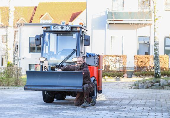 Bis Ende Februar konzentrieren sie sich auf den Heckenschnitt und die Baumpflege. Ab April geht es ans Rasenmähen. Im Herbst beseitigen sie das Laub, über den Winter wird erledigt, was die Saison über liegen geblieben ist.