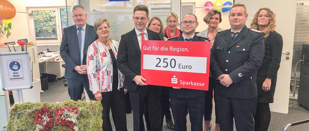 Die Sparkassen-Filiale in der Schweriner Straße 25a in Pampow öffnete im Herbst vor 25 Jahren ihre Türen. Mit etwas Verspätung wurde nun die Jubiläumsfeier nachgeholt.