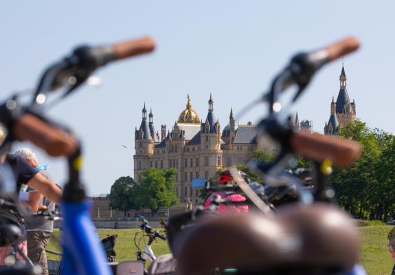 In die Pedale treten und Live Acts feiern heißt es bei „Musik bewegt“, dem Fahrradkonzert am 9.Juli 2023. Die Festspiele Mecklenburg-Vorpommern erwarten auf 13 Bühnen in und um Schwerin ihr radelndes Publikum.