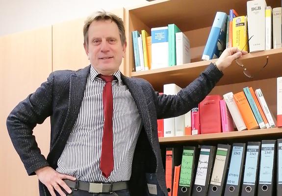 Stefan Schlicks zwei Leidenschaften sind seine Arbeit beim Zentralen Gebäudemanagement im Fachbereich Liegenschaften und die Musik mit seiner Band MAD AM
