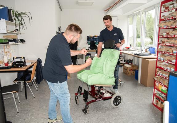 Die Mitarbeiter Rolf Holm (r.) und Toni Jaeger (l.) arbeiten am Sitzschalensonderbau im STOLLE Sanitätshaus, Foto: maxpress