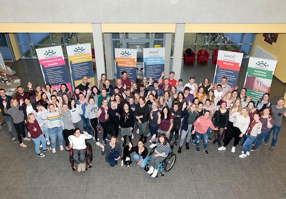 Fototermin mit 70 der mehr als 100 jungen Menschen, die vor kurzem eine Ausbildung auf dem CAMPUS am Ziegelsee begonnen haben