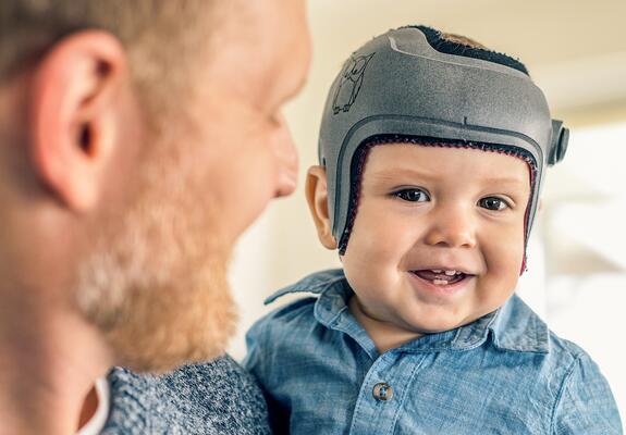 Babys schlafen am sichersten in der Rückenlage. Dadurch kann sich die noch weiche Schädeldecke verändern und der Kopf sich asymmetrisch verformen. Diese ungewollte Deformation des Kinderschädels kann korrigiert werden. Die Experten von STOLLE beraten