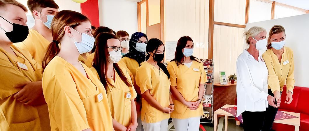 Junge Menschen wünschen sich, dass sie während ihrer Ausbildung eigenverantwortlich arbeiten und selbst Entscheidungen treffen können. Der Wohnpark Zippendorf hat daher eine Abteilung eingerichtet, in dem die Bewohner ausschließlich durch Azubis betreut