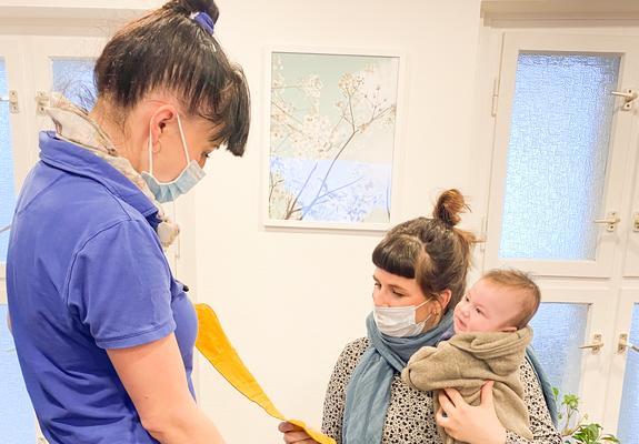 Im Schweriner Sanitätshaus Hofmann kümmern sich freundliche Fachberaterinnen in besonderem Maße um werdende Mütter. Mit viel Zeit und immer individuell abgestimmt werden die Frauen zu den Vorteilen von Kompressionstextilien beraten.