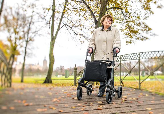 Ein Rollator der Marke Topro oder Ditz ist ein sicherer Begleiter bei Wind und Wetter