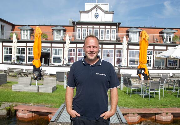 Sein Arbeitsplatz liegt auf dem Eiland, an der Marstallhalbinsel