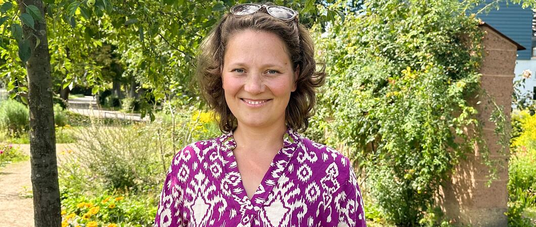 Wie wäre es, beim Spazieren durch Schwerin unkompliziert Äpfel zu pflücken, Himbeeren zu naschen oder Kräuter für den Salat zuhause zu ernten? Diese Vision hat Anita Rösing vom Verein Essbares Schwerin.